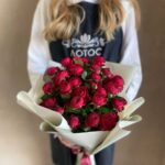 Букет пионовидных, бордовых роз